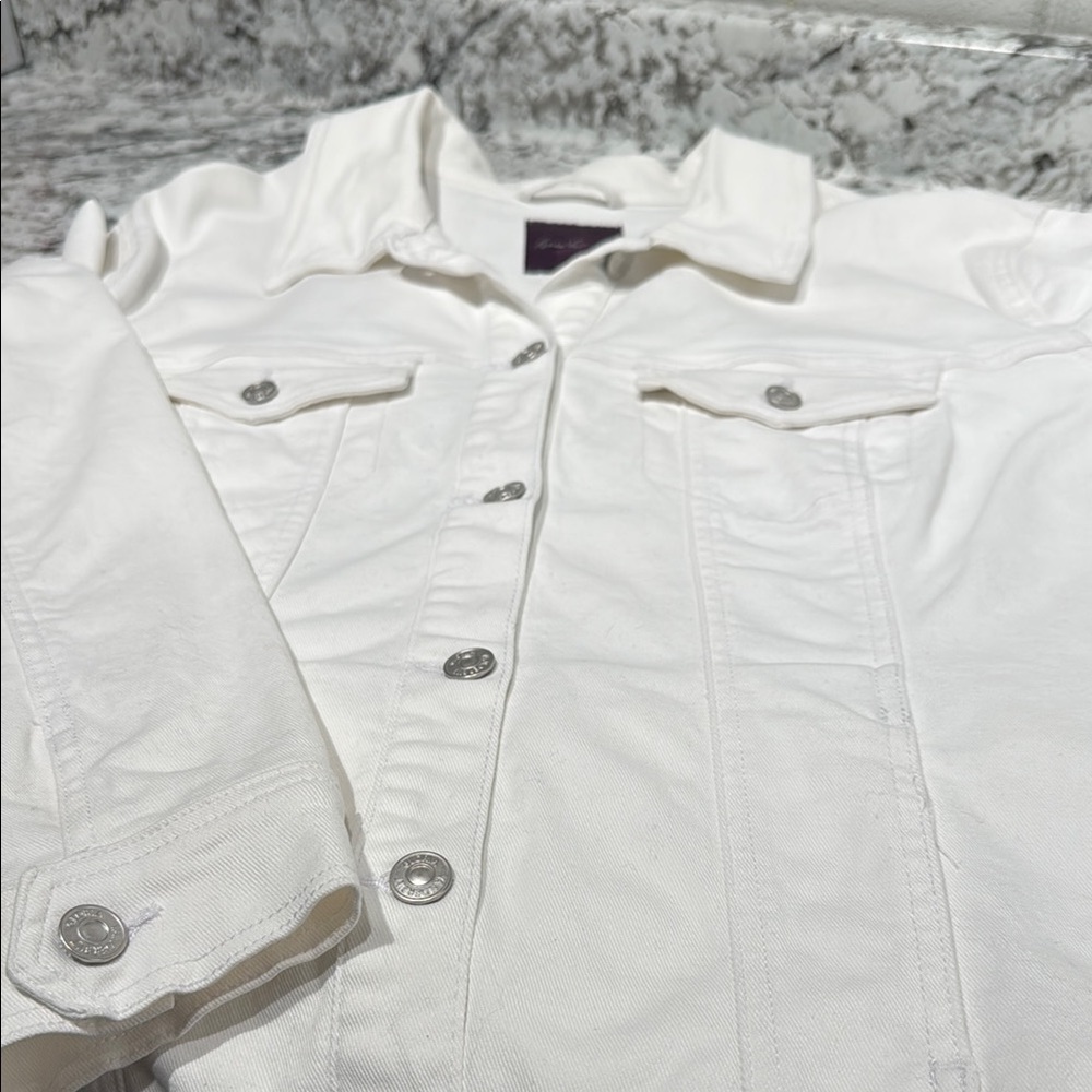 Gloria Vanderbilt White Jacket with Silver buttons size XXL